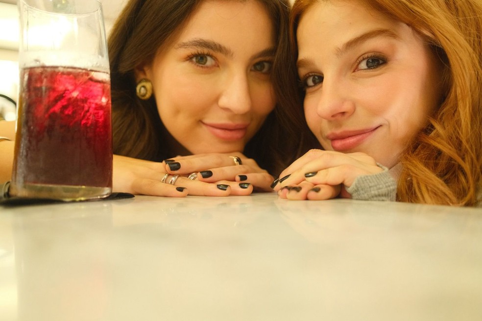 Lorena (Alanis Guillen) e Juquinha (Gabriela Medvedovsky): casal em "Três Graças" — Foto: Reprodução/Instagram