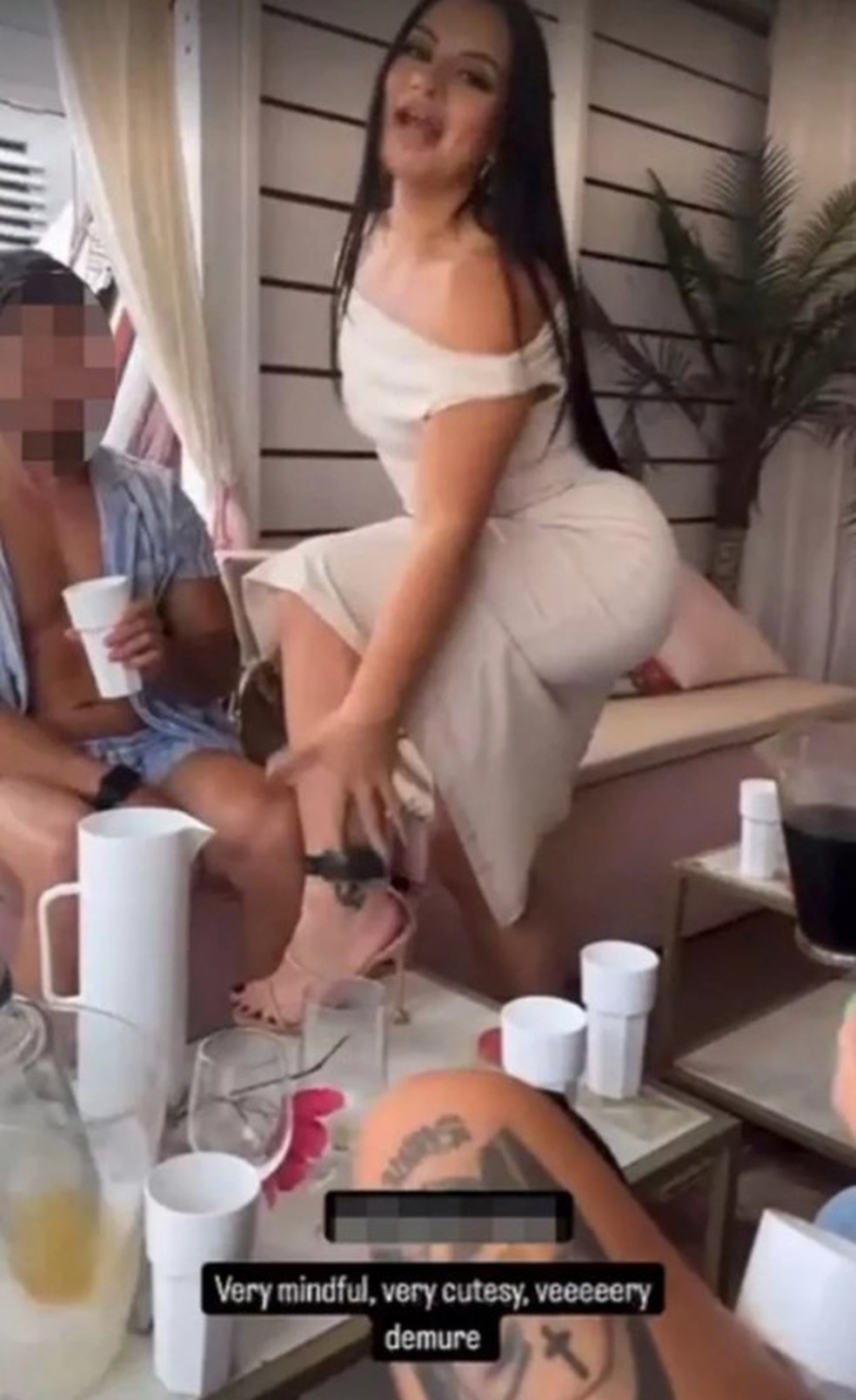 Linda de Sousa Abreu exibe tornozeleira eletrônica em clube londrino — Foto: Reprodução/TikTok