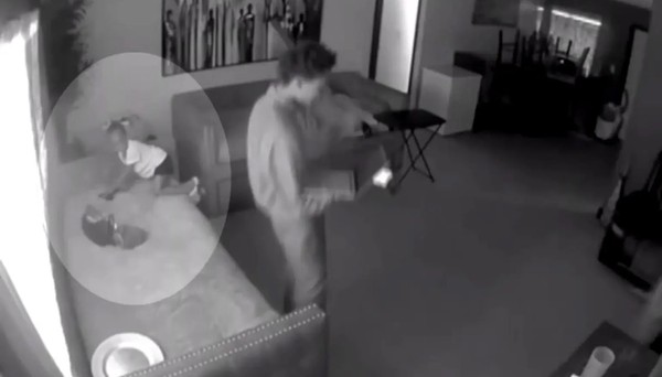 Menina de 3 anos atira na própria mão após encontrar arma no sofá de casa; vídeo