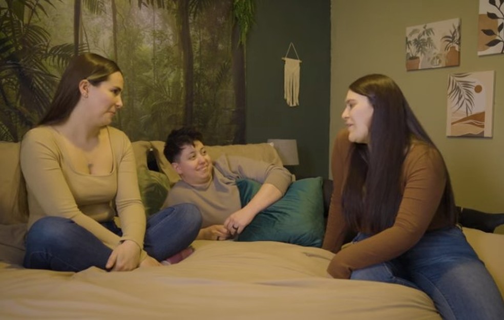 Mulheres se apaixonam por madrinha do casamento e formam trisal — Foto: Reprodução/YouTube