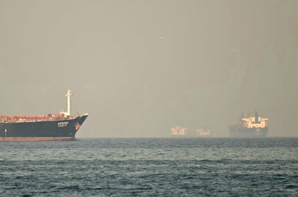 Navios no Estreito de Ormuz em 25 de fevereiro, antes do in&iacute;cio da guerra no Ir&atilde; &mdash; Foto: AFP