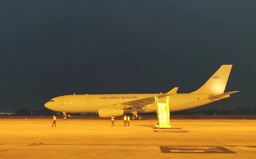 Avião da FAB parte de Israel com 211 brasileiros resgatados - 10.10.2023,  Sputnik Brasil