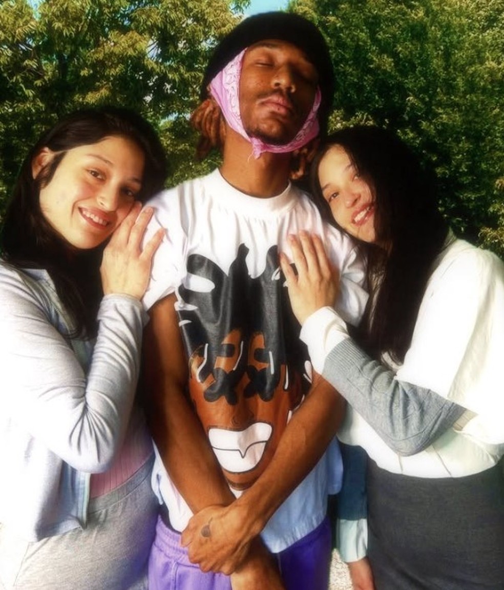 Gêmeas Maddie e Ivy Mora vivem romance com Fetti Rawlings — Foto: Reprodução/Instagram