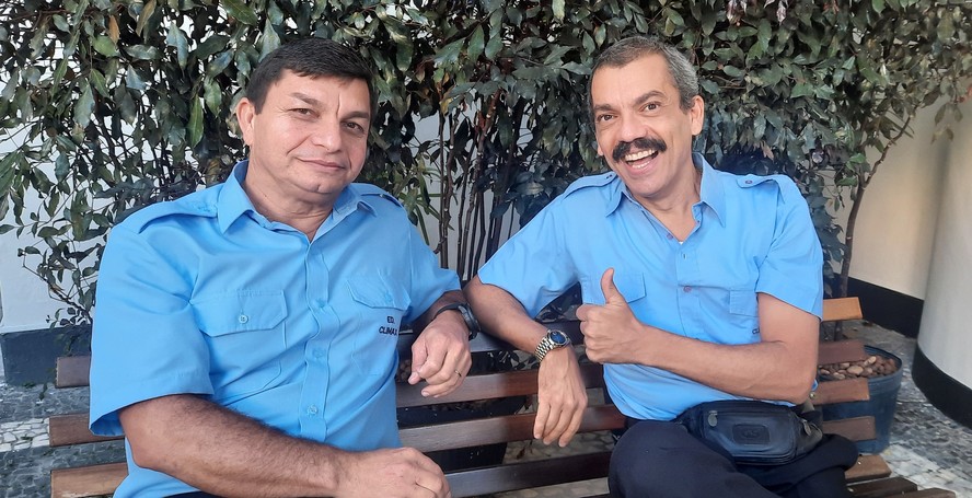 O porteiro José Ailton e o ator Alexandre Lino, caracterizado como Waldisney, da peça 'O porteiro'