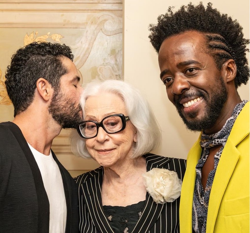 Fernanda Montenegro com Vinicius de Oliveira na pré de "Vitória", em SP, e ao lado também de Alan Rocha — Foto: divulgação