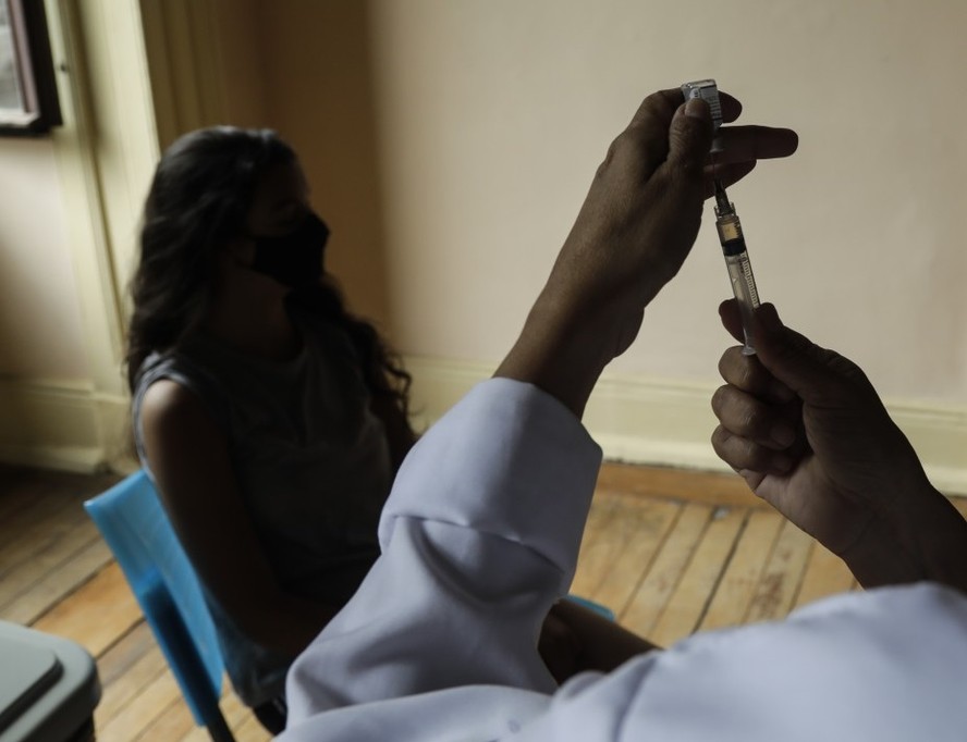 Crianças e adolescentes de 10 a 14 anos serão os primeiros vacinados contra a dengue em 12 cidades do Rio de Janeiro