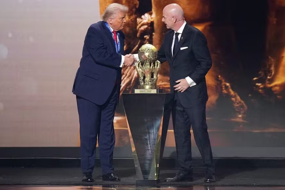 O presidente dos EUA, Donald Trump, cumprimenta o presidente da Fifa, Gianni Infantino, ao receber o recém-criado Prêmio da Paz da entidade — Foto: ANDREW HARNIK/Getty Images/AFP/05-12-2025