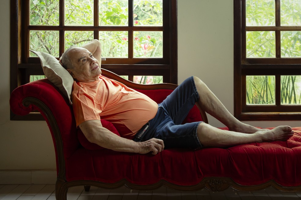 Stenio Garcia em sua casa em Jacarepaguá — Foto: Leo Martins