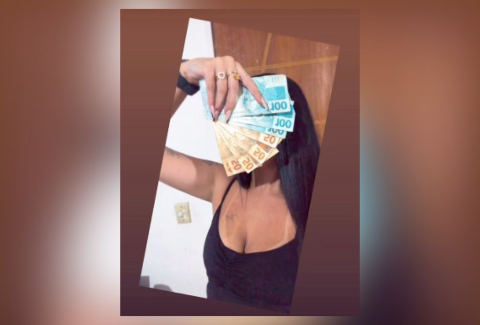 Raiane em foto postada numa rede social — Foto: Reprodução