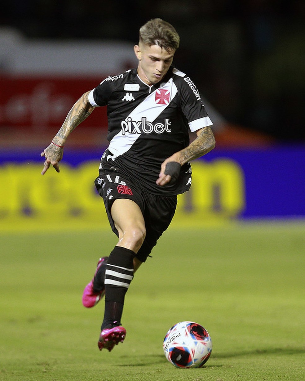 Orellano pode ganhar chance como titular — Foto: Daniel Ramalho / Vasco