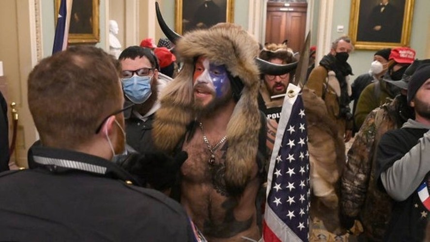 'Xamã' que invadiu o Capitólio é libertado por ordem de Trump