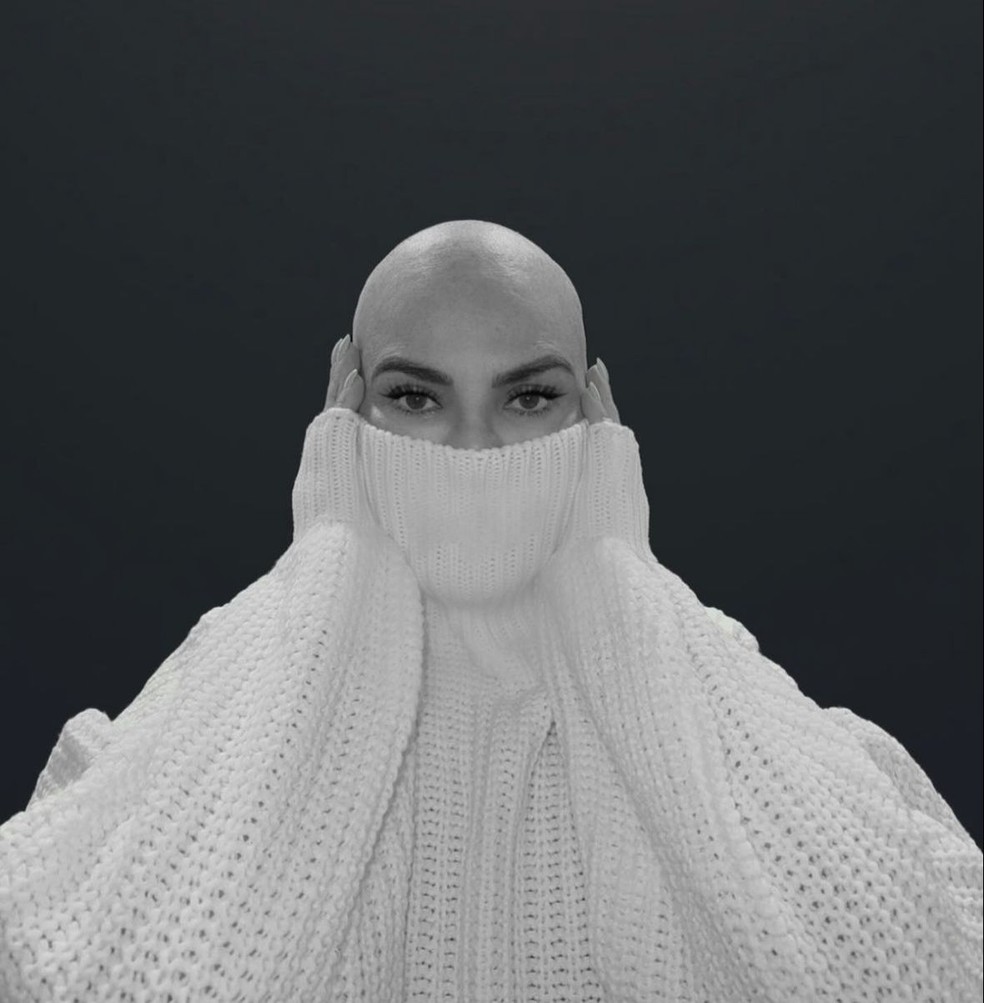 M&atilde;e de Isis Valverde fala de tratamento de c&acirc;ncer e mostra cabe&ccedil;a raspada &mdash; Foto: Instagram