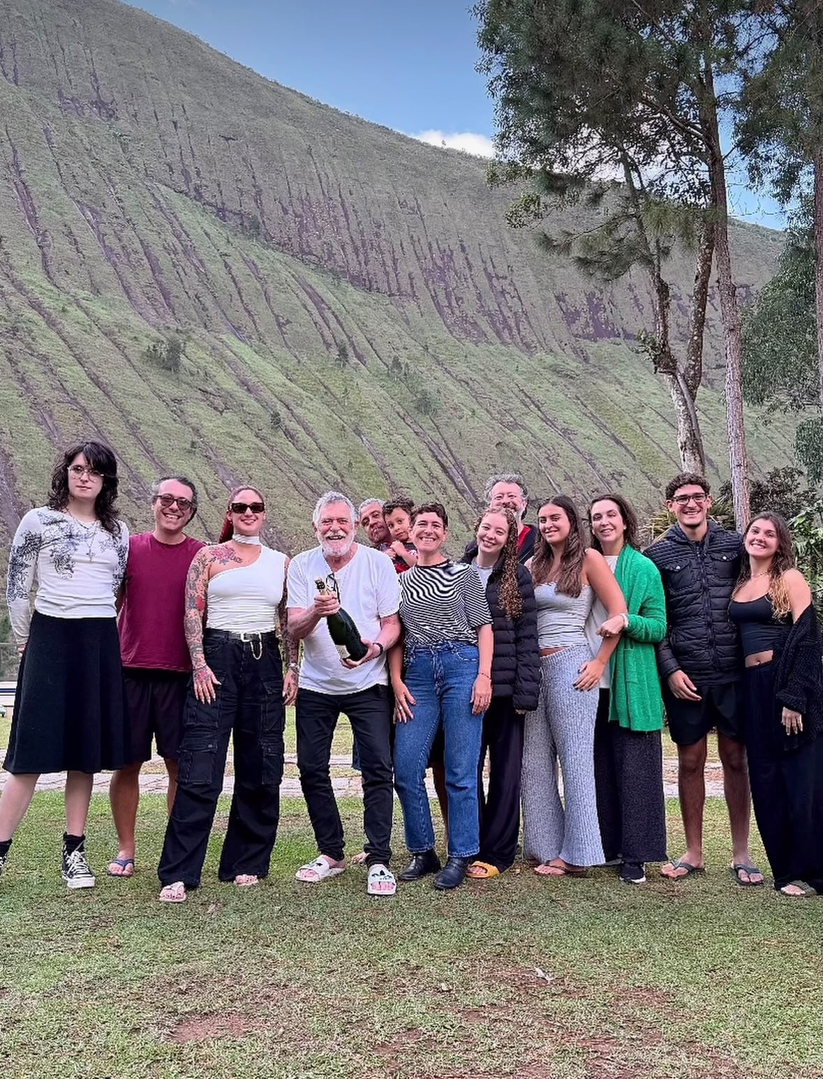 José de Abreu reúne filha trans, filhos, mulher e netos em foto rara: 'Minha família'