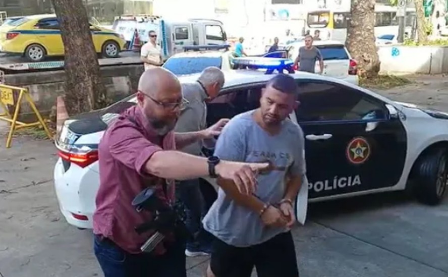 Marcelo Manso é conduzido por policiais da Deat