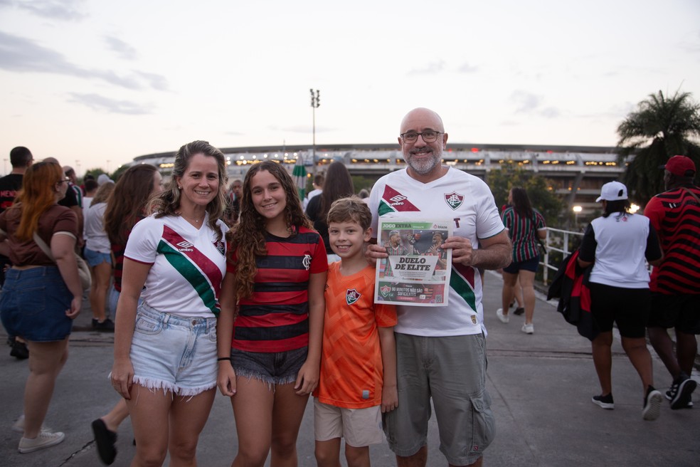 O casal Sabrina Arbex, fisioterapeuta de 42 anos, e o servidor público Wagner Carvalho, de 50. Com a filha de Sabria, Letícia, de 12,  e filho de Wagner, João Paulo, de 10. — Foto: Júlia Aguiar/ O GLOBO