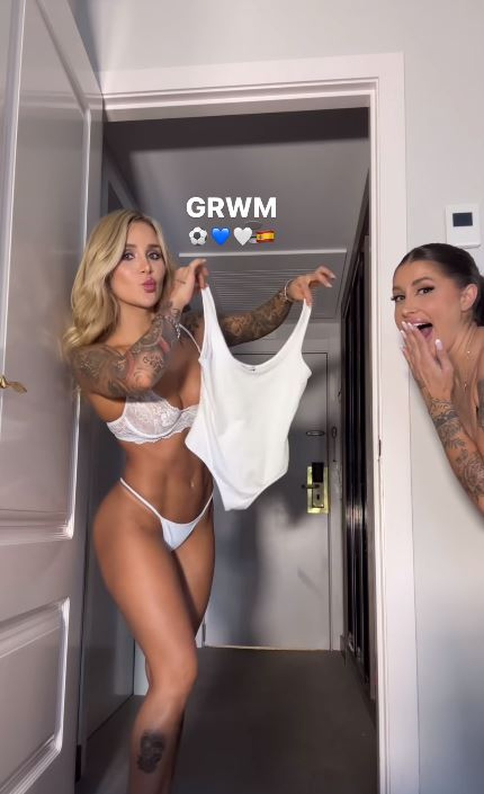 Bruna Rotta e amiga Carolline mostram troca de roupa &mdash; Foto: reprodu&ccedil;&atilde;o/ instagram