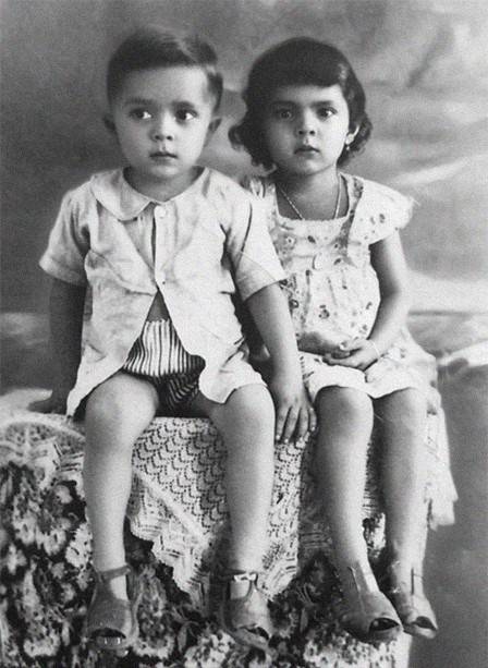 Lula em seu primeiro retrato, tirado em 1949 ao lado da irmã Maria — Foto: reprodução