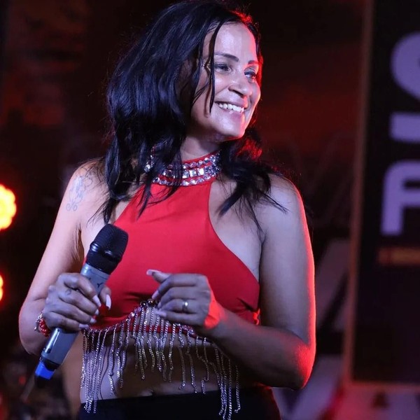 Scheilla Mattos é a grande atração da Praia do Visgueiro, logo após a meia-noite — Foto: Divulgação