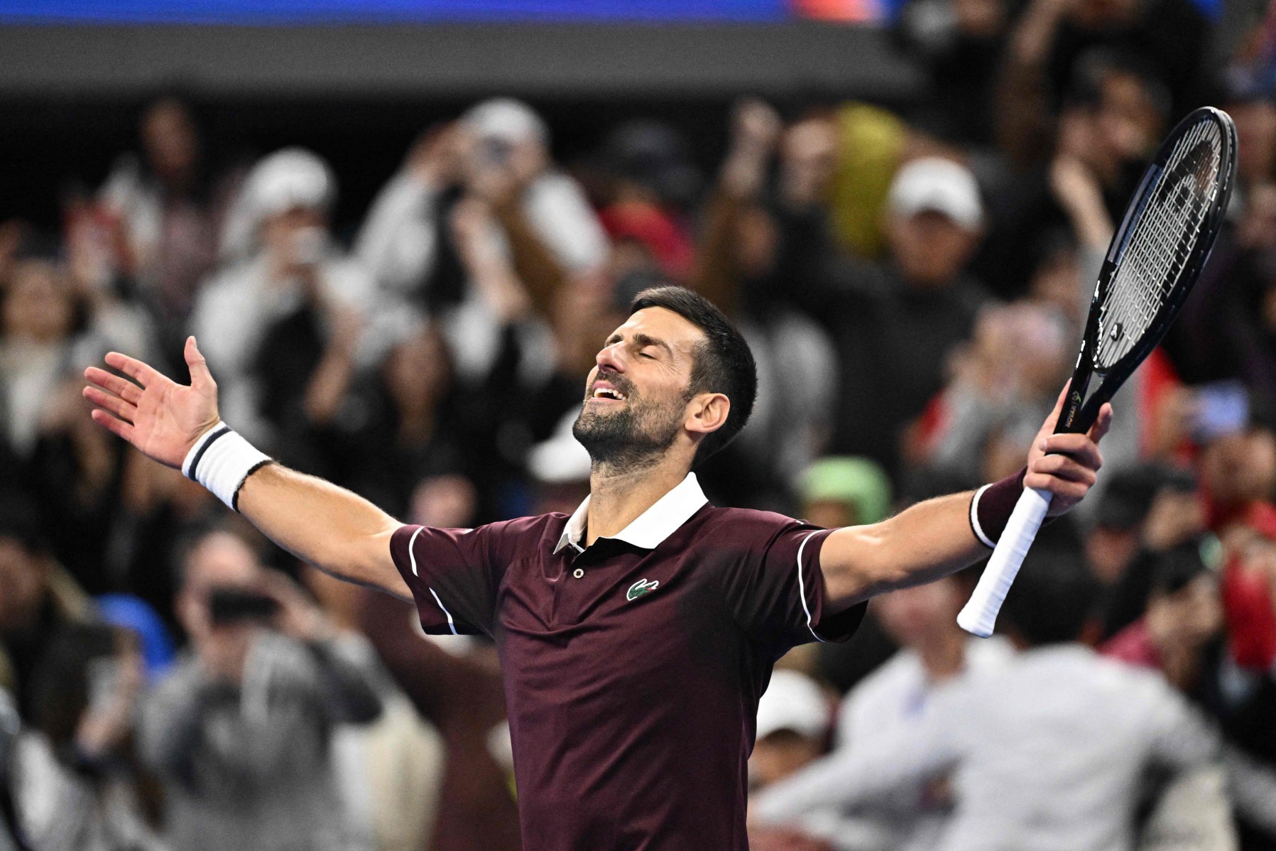 Djokovic vira sobre Zverev, avança às semifinais em Pequim e supera recorde de Nadal
