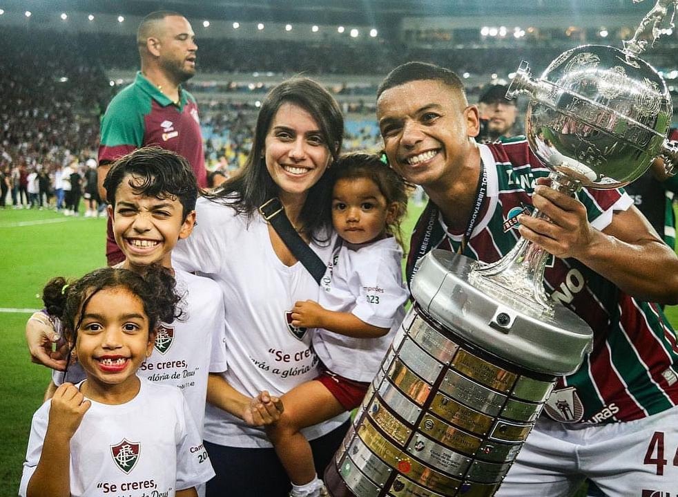 David Braz com sua mulher Mayra, de 35 anos, e seus filhos David Neto, de 9 anos, Pérola, de 5 anos, e Ana Rosa, de 2 ano — Foto: Reprodução