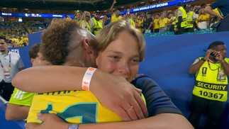 Emo&ccedil;&atilde;o: Neymar abra&ccedil;a Davi Lucca ap&oacute;s estrear na Copa &mdash; Foto: Reprodu&ccedil;&atilde;o/Instagram
