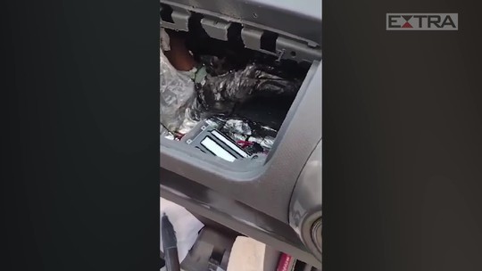 Três pessoas são presas após PF encontrar munições escondidas e cocaína em carro no RJ