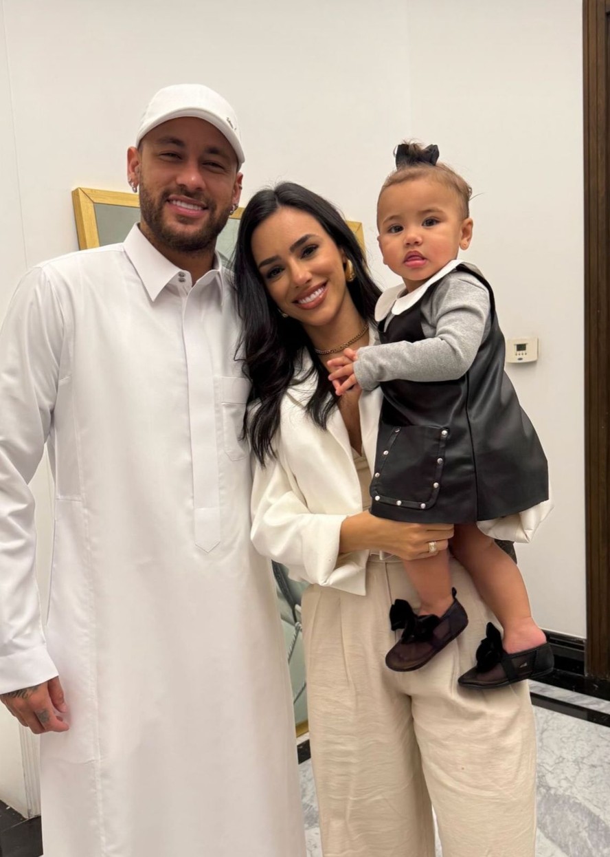 De traje árabe, Neymar vai com Bruna Biancardi e a filha Mavie em jogo do  Al-Hilal