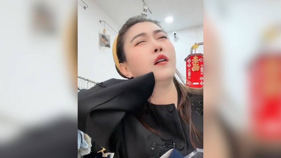Durante o enterro, amigos elogiaram Wang Zha e afirmaram que a influencer trabalhava muito para sustentar a fam&iacute;lia, mas descansava pouco &mdash; Foto: Reprodu&ccedil;&atilde;o