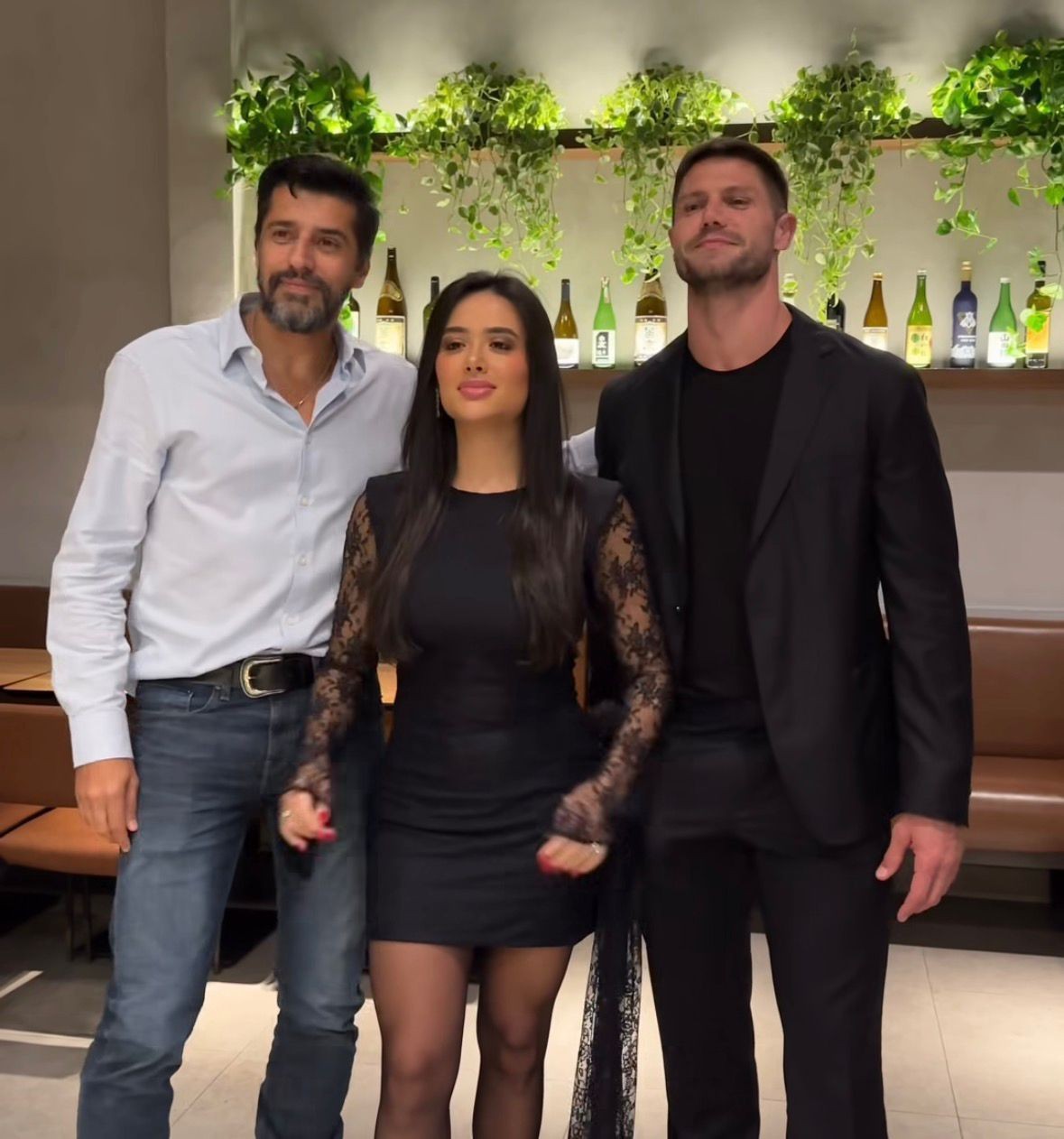 Ex-Jonas reencontra Jordana e mais colegas de confinamento em São Paulo