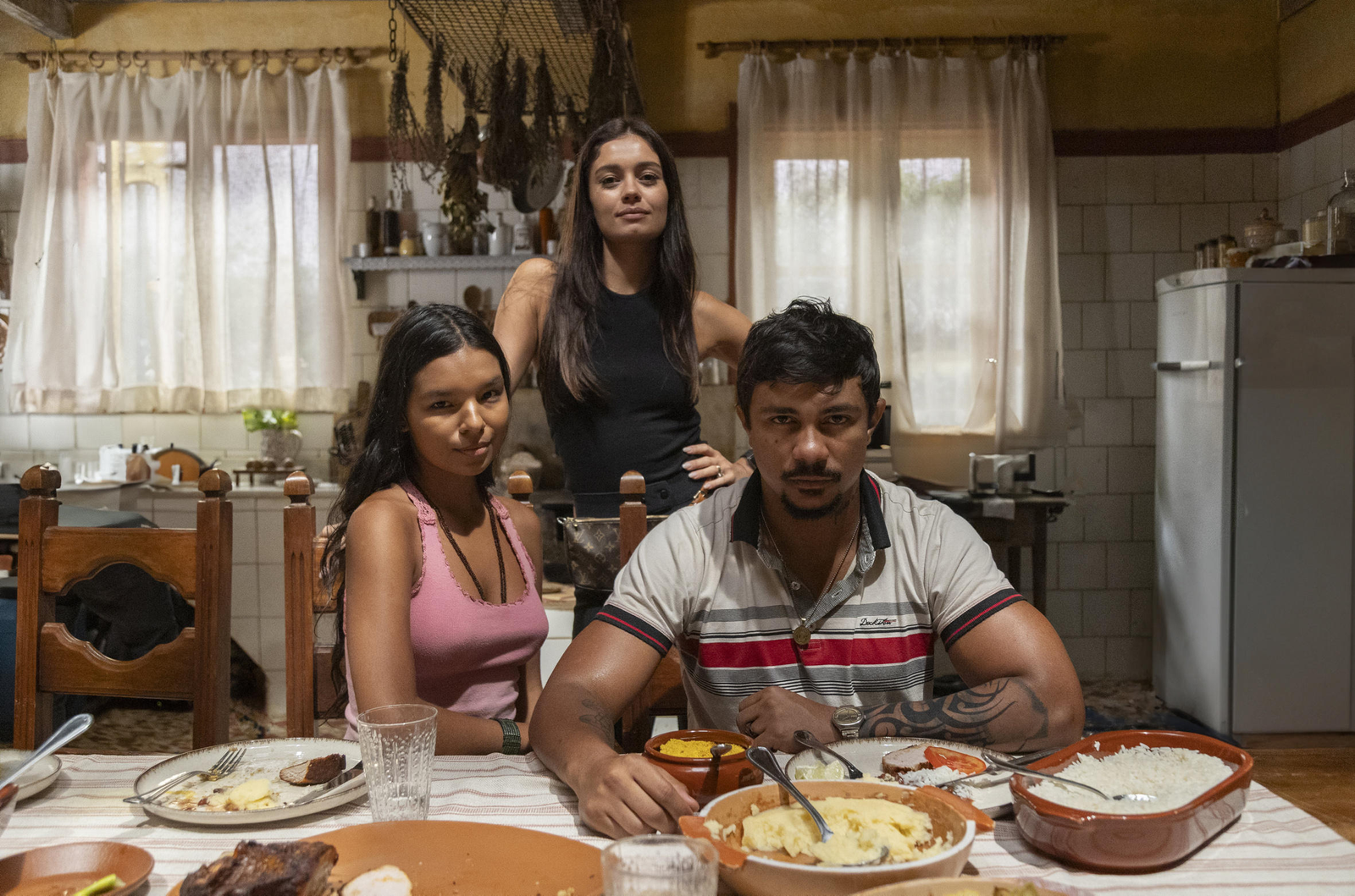 ‘Renascer’: Eliana (Sophie Charlotte), Ritinha (Mell Muzzillo) e Damião (Xamã) — Foto: Beatriz Damy/Rede Globo