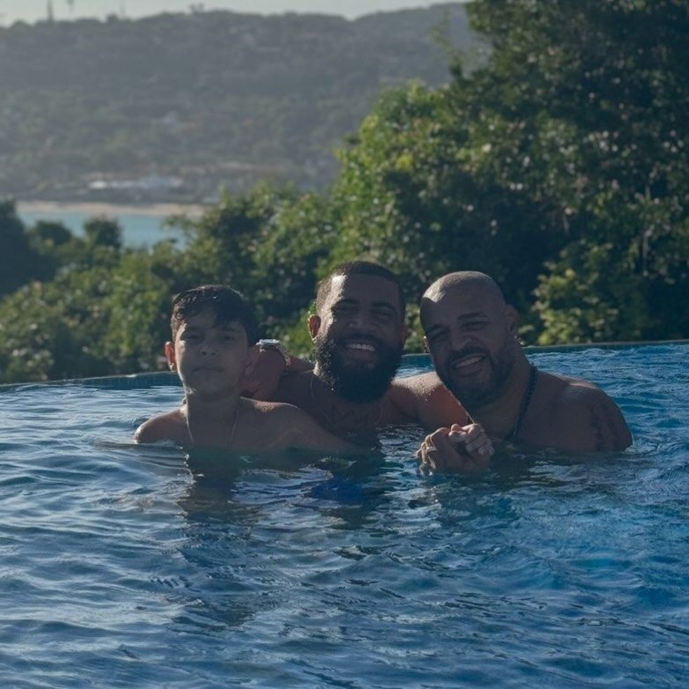 Adriano Imperador com amigos em Búzios — Foto: reprodução/ instagram