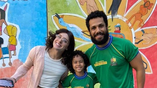 Em ‘Terra e paixão’, Ramiro sonha com Kelvin vestido de professora e apende a escrever a palavra ‘amor’ com o rapaz