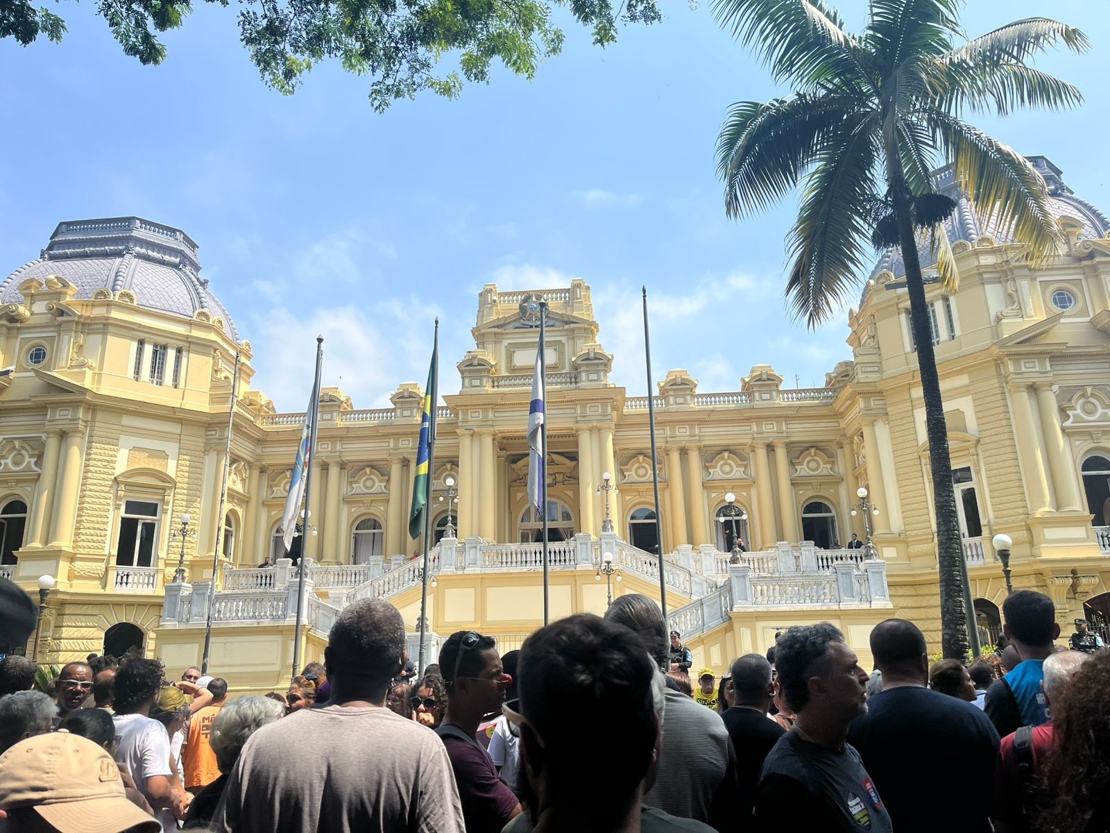 Estado do Rio também reduz expediente de servidores no dia 24