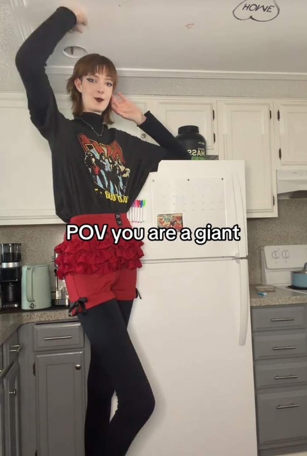 Maci Currin det&eacute;m um recorde mundial de acordo com o Guinness: a mulher com as mais longas pernas &mdash; Foto: Reprodu&ccedil;&atilde;o/TikTok