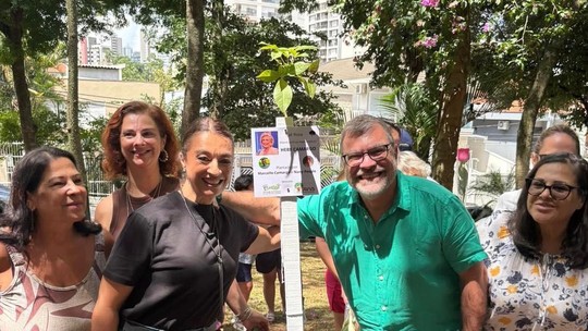 Marcello Camargo homenageia Hebe com plantio de árvore no aniversário de 97 anos da apresentadora