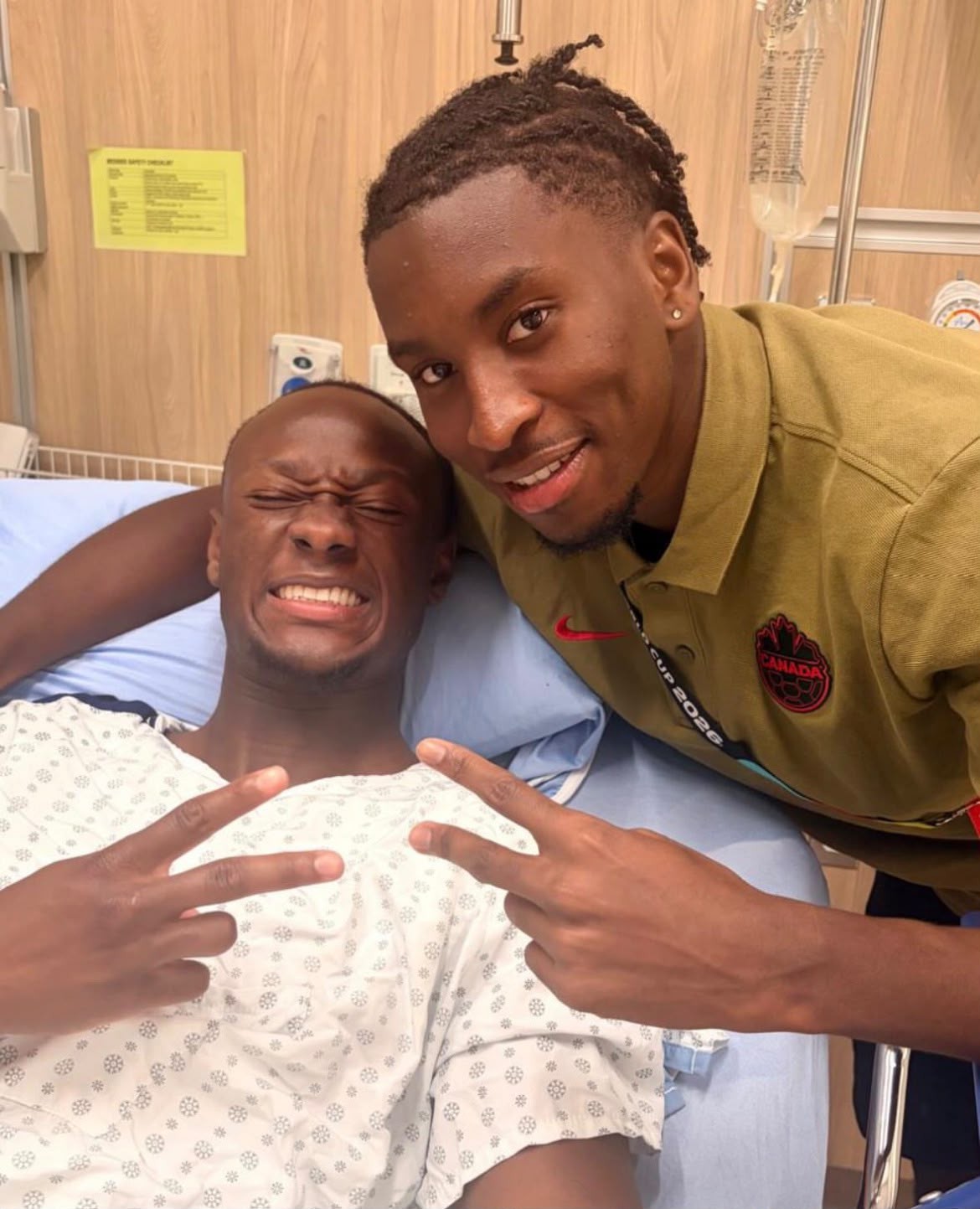 Jogador do Canadá posta foto no hospital ao lado de Koné, que sofreu grave lesão na Copa do Mundo