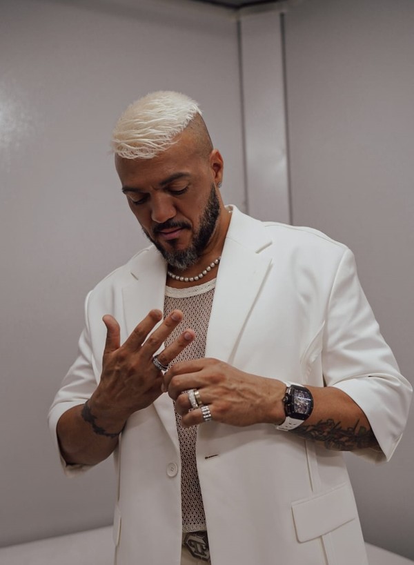 Belo usou relógio de mais de R$ 2 milhões para cantar no Réveillon de ...