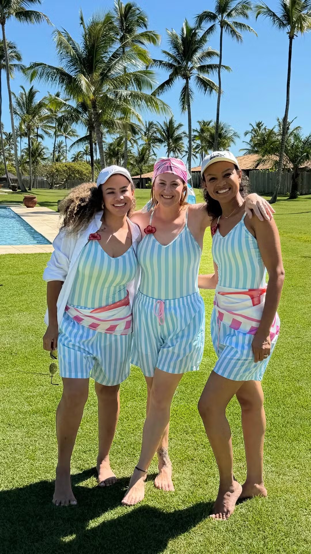 Babás dos filhos de Virginia Fonseca uniformizadas ao acompanhar a influencer em Trancoso (BA) — Foto: Reprodução/Instagram