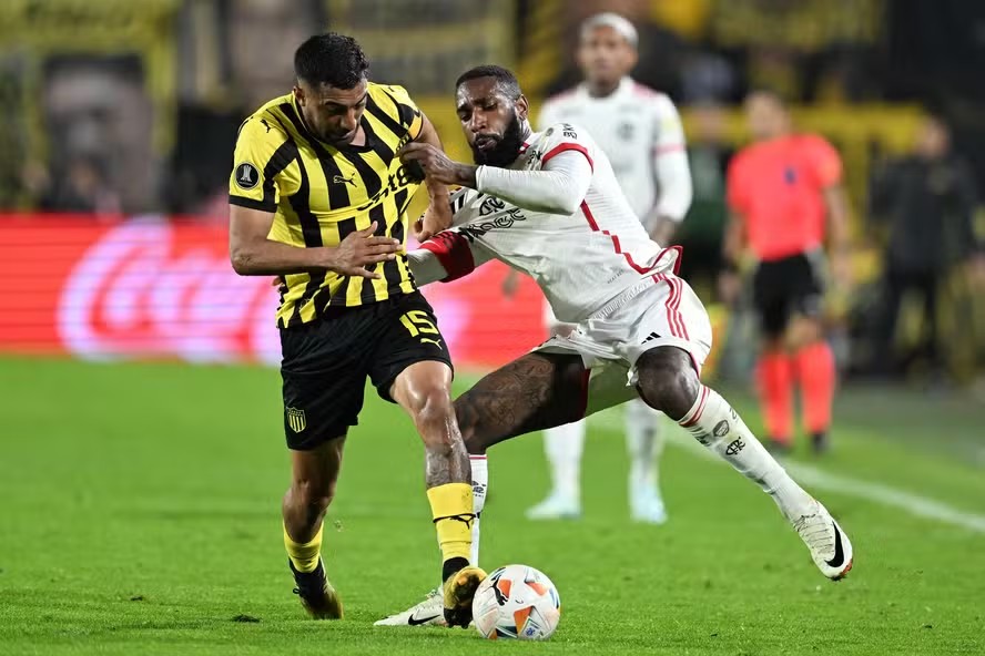 Gerson tenta roubar a bola do jogador do Peñarol