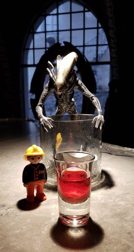 Conheça 'o bar mais bizarro do mundo', na Suíça, com 'ossos de aliens'