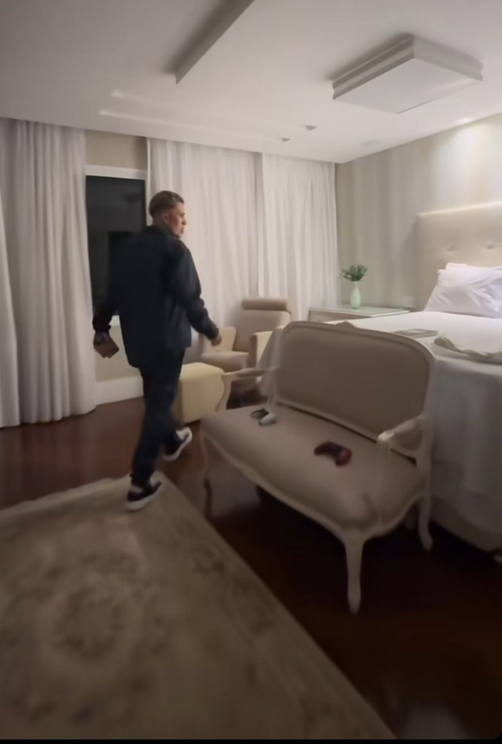 Mc Daniel em sua nova casa no Rio — Foto: Reprodução/Instagram