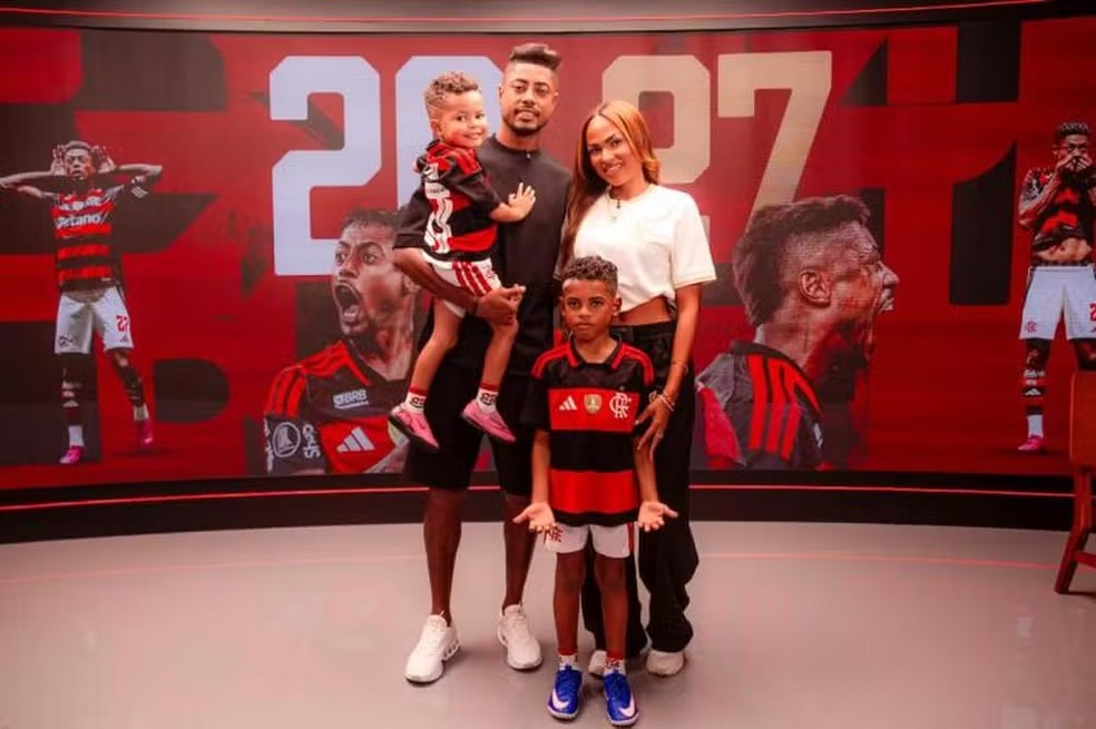 Ao lado da família, Bruno Henrique renova com Flamengo até 2027 — Foto: Adriano Fontes/Flamengo