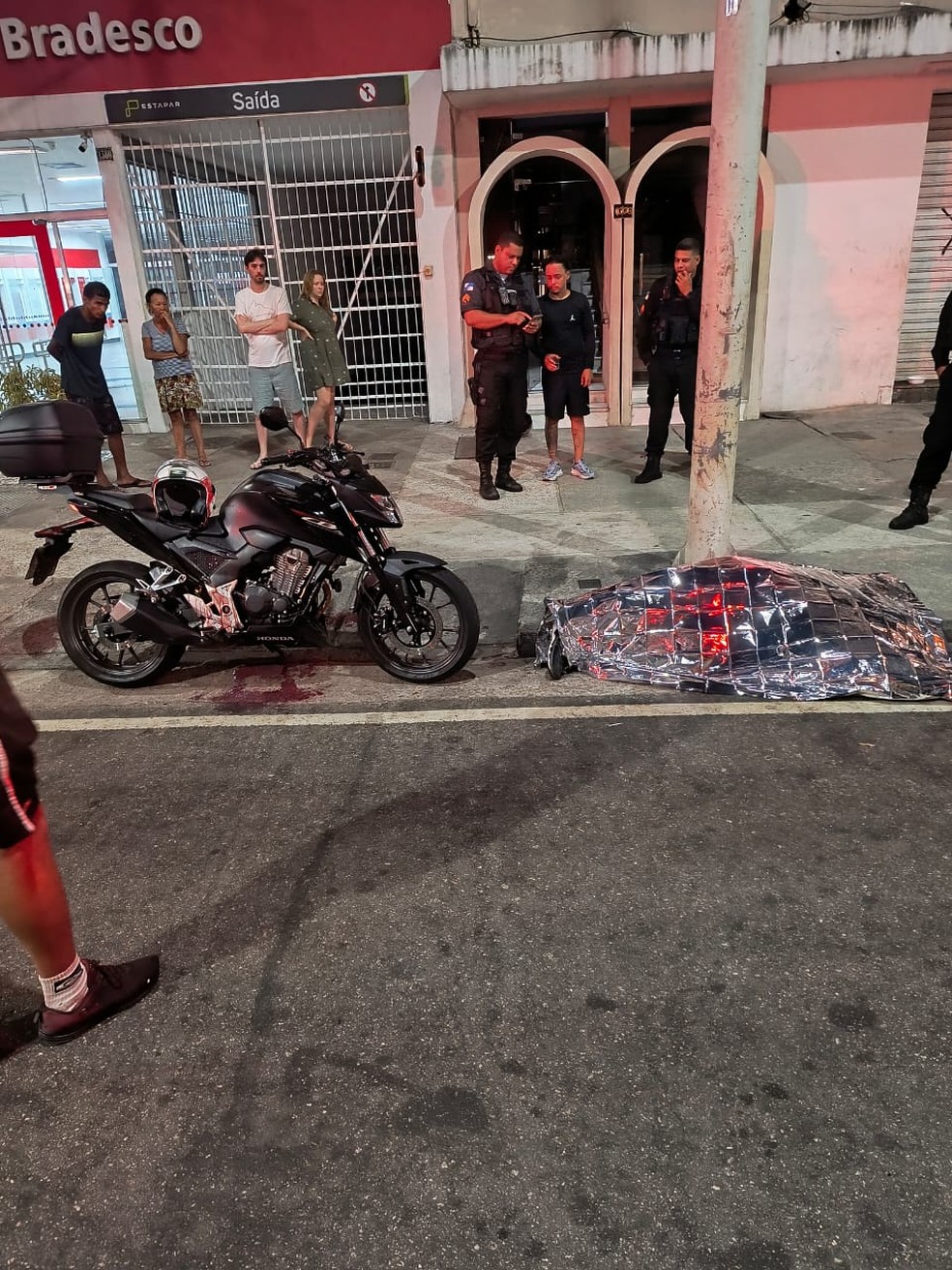 O corpo de Gabriel junto a sua motocicleta &mdash; Foto: Reprodu&ccedil;&atilde;o