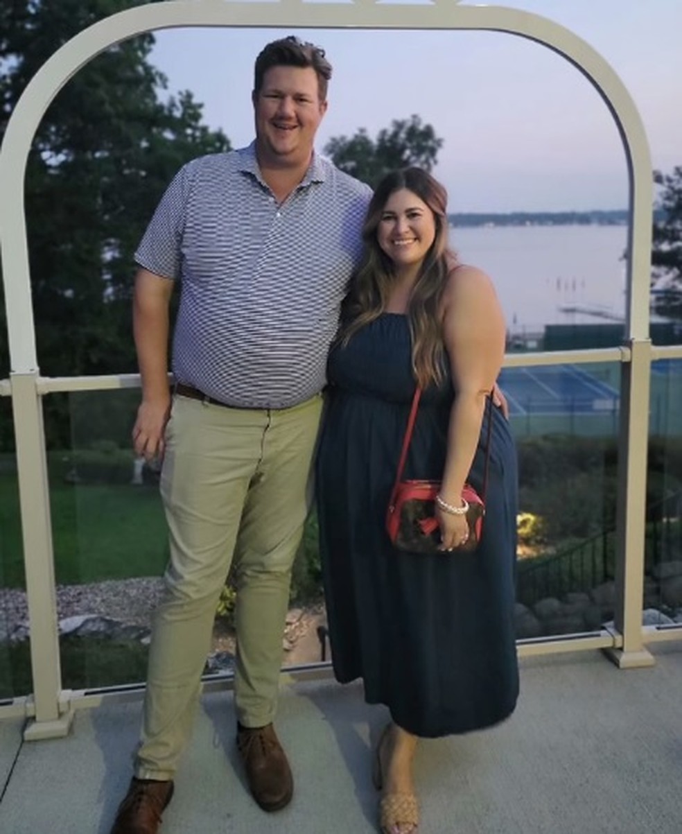 Erika DeBoer e o marido — Foto: Reprodução