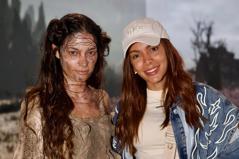 Cynthia Aparecida com Anitta nos bastidores de "Nosso lar 3" — Foto: reprodução/ instagram