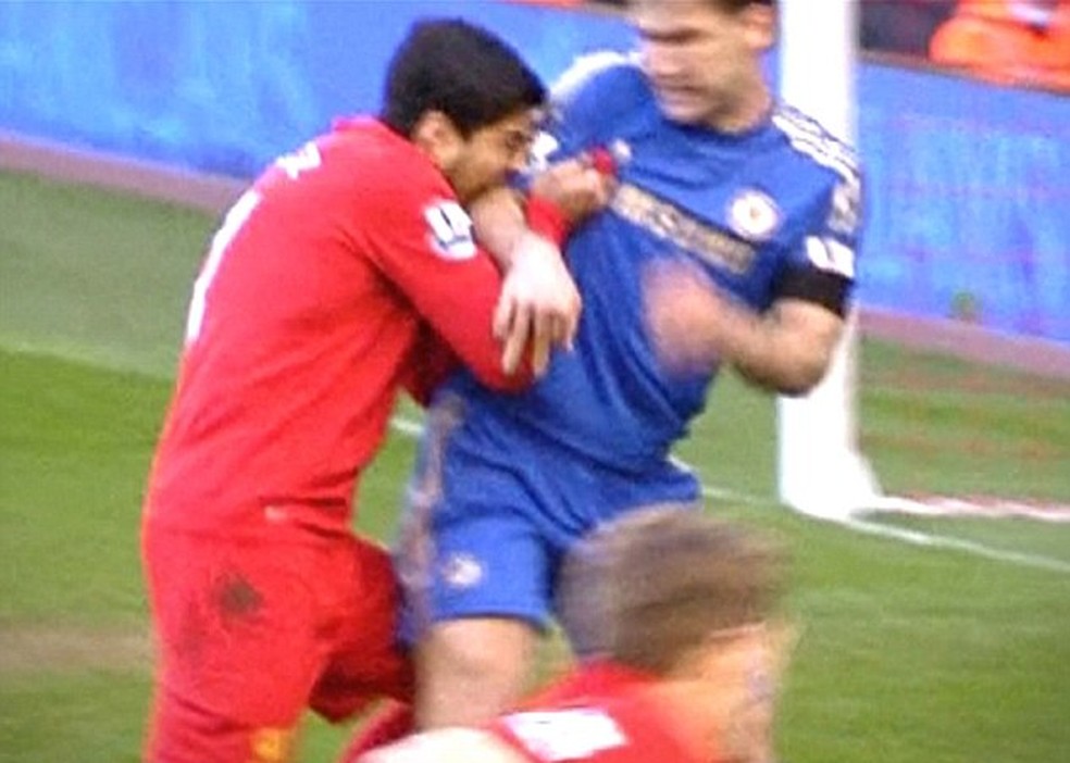 Suárez mordeu adversário na Premier League em 2013 — Foto: Reprodução/internet