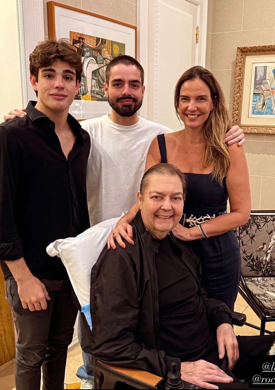 Faustão surge em celebração do aniversário do filho, João Silva