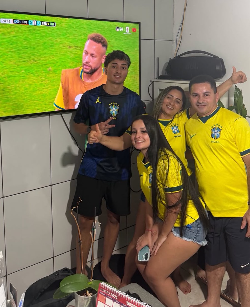 Josy e os filhos: a família na torcida pela seleção brasileira na Copa do Mundo — Foto: Arquivo pessoal
