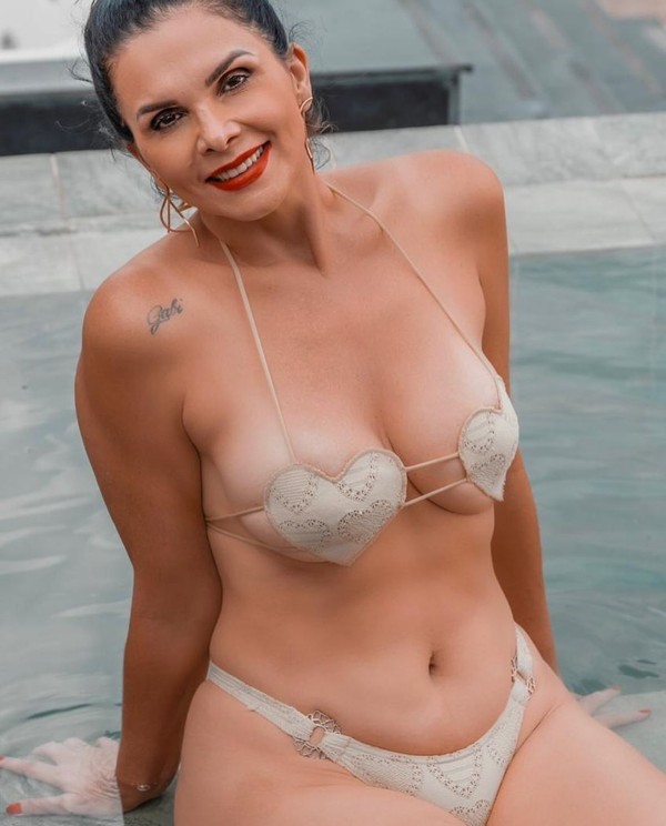 Videoda pantyhose orqali yalash