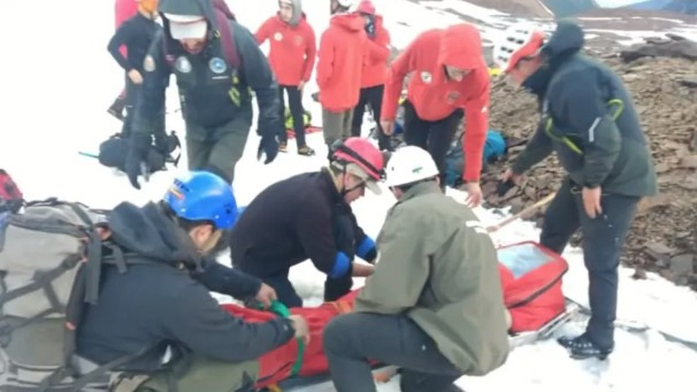 Equipes de resgate retiram corpo do turista brasileiro Dennis Cosmo Marin que morreu em acidente em caverna de gelo na Argentina &mdash; Foto: Reprodu&ccedil;&atilde;o/Gendarmer&iacute;a Nacional